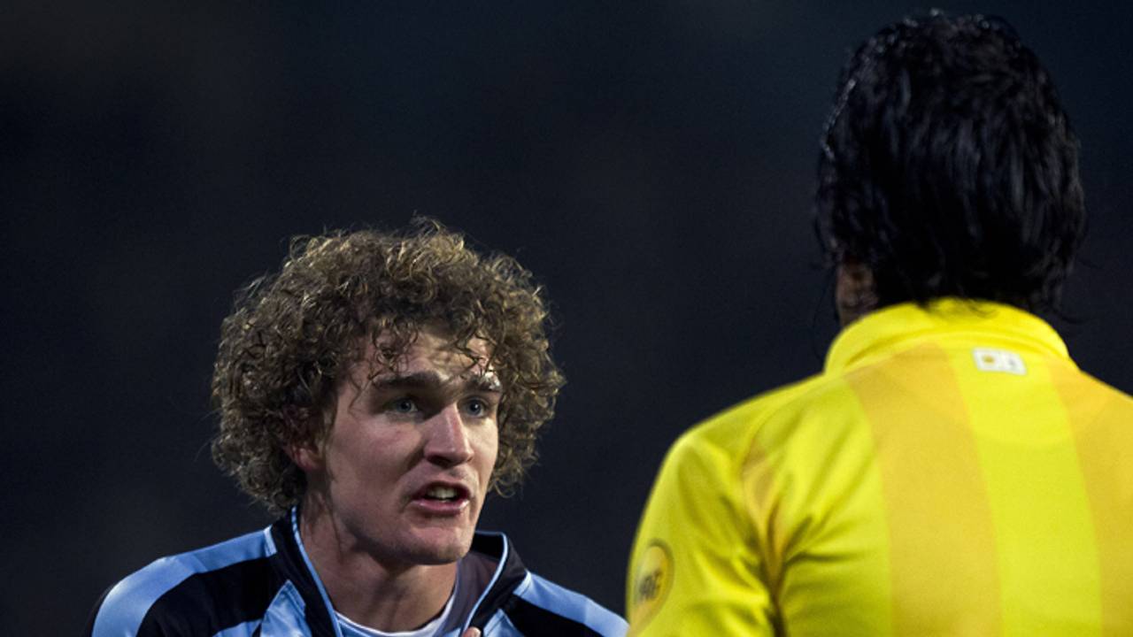 Arjan Swinkels in discussie met scheidsrechter Nijhuis (foto: ANP).