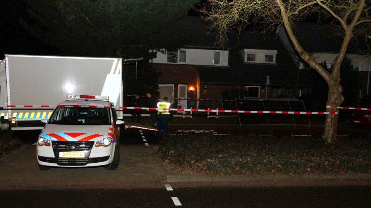Onderzoekers bij het huis van de dierenarts (foto: Tom Louter)