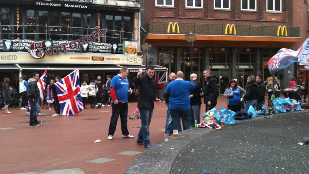Glasgow Rangers-supporters op de Markt. (foto: Rene van Hoof)