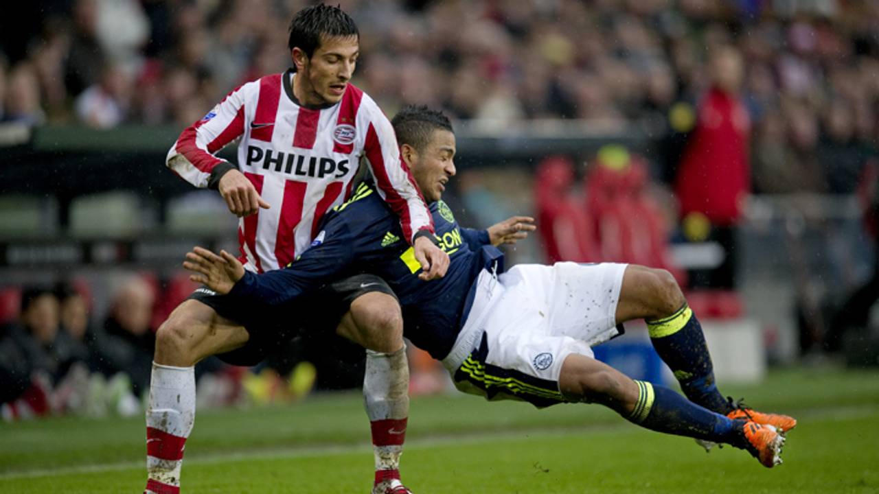 Stanislav Manolev in duel met Ajacied Lorenzo Ebecilio. (foto: ANP).