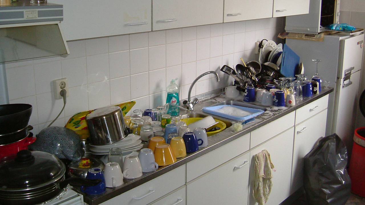 Ook de afwas moet gedaan worden.