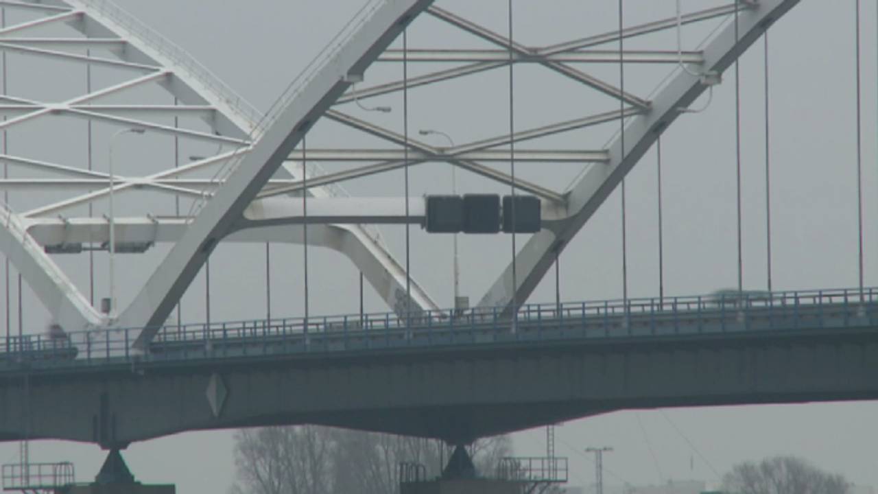 De brug is tot maandagochtend dicht.