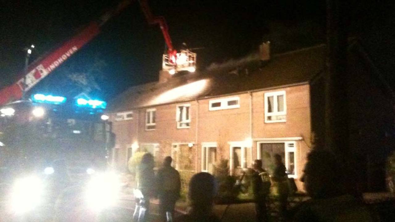 Brand woedt aan achterzijde zolder (foto: Kempen112).