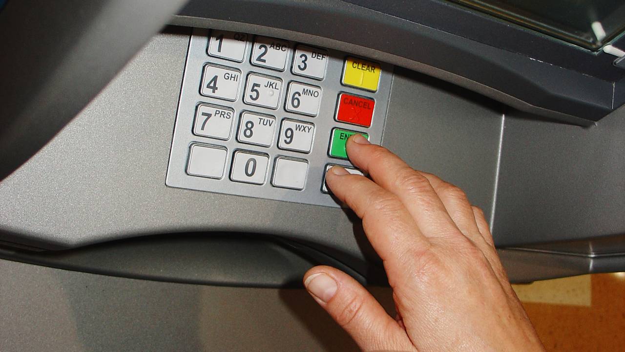 de vrouw werd overvallen bij een pinautomaat