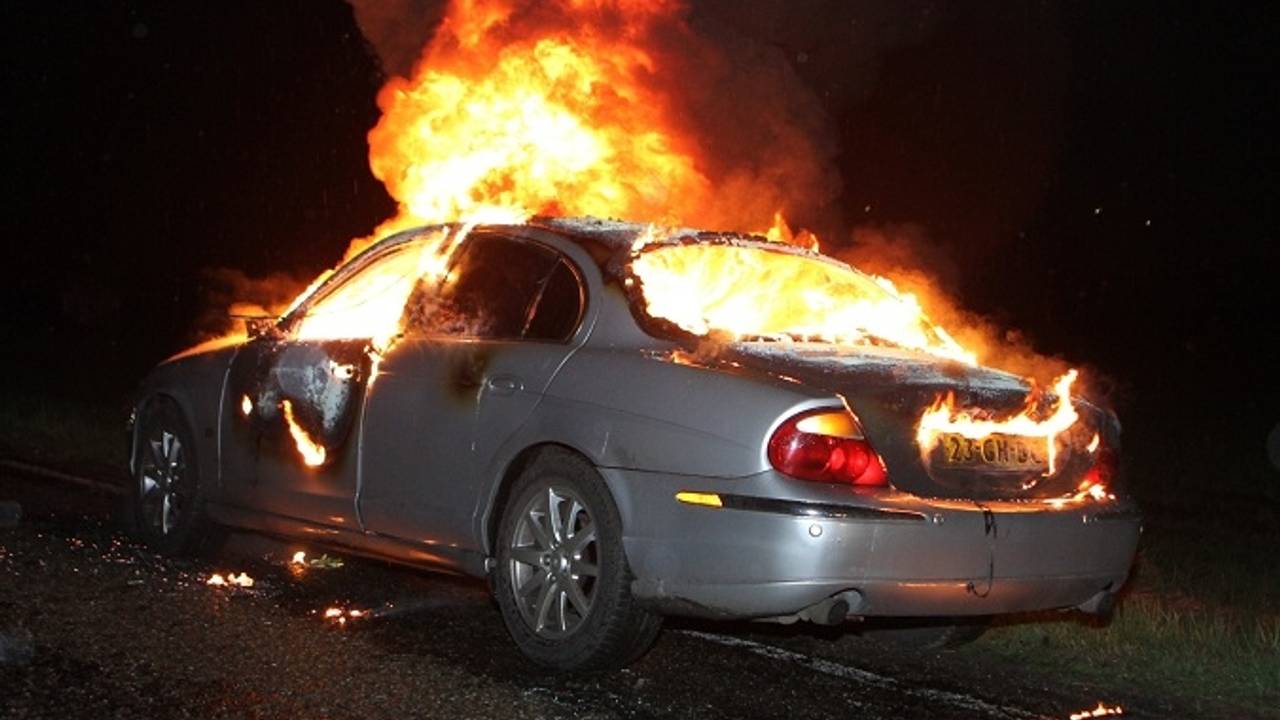 De Jaguar is totaal verwoest (foto: Bart Meesters Multimedia).