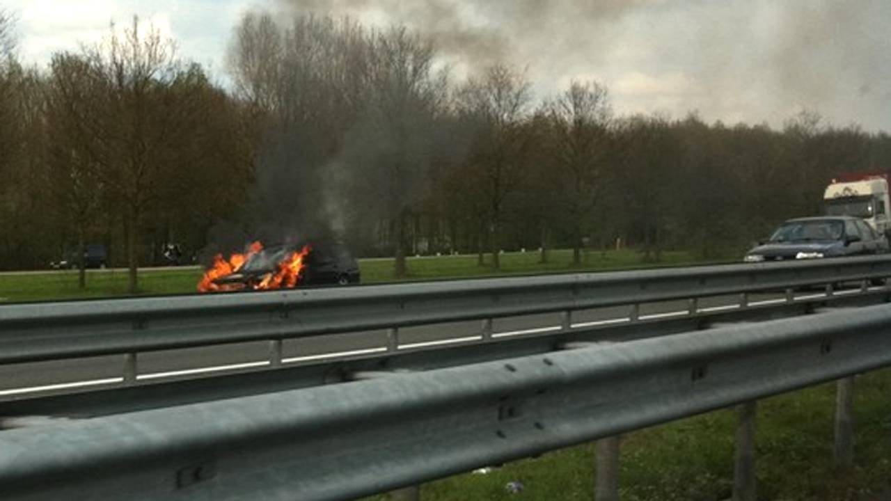 De brandende auto (Foto: Roy Vissers)