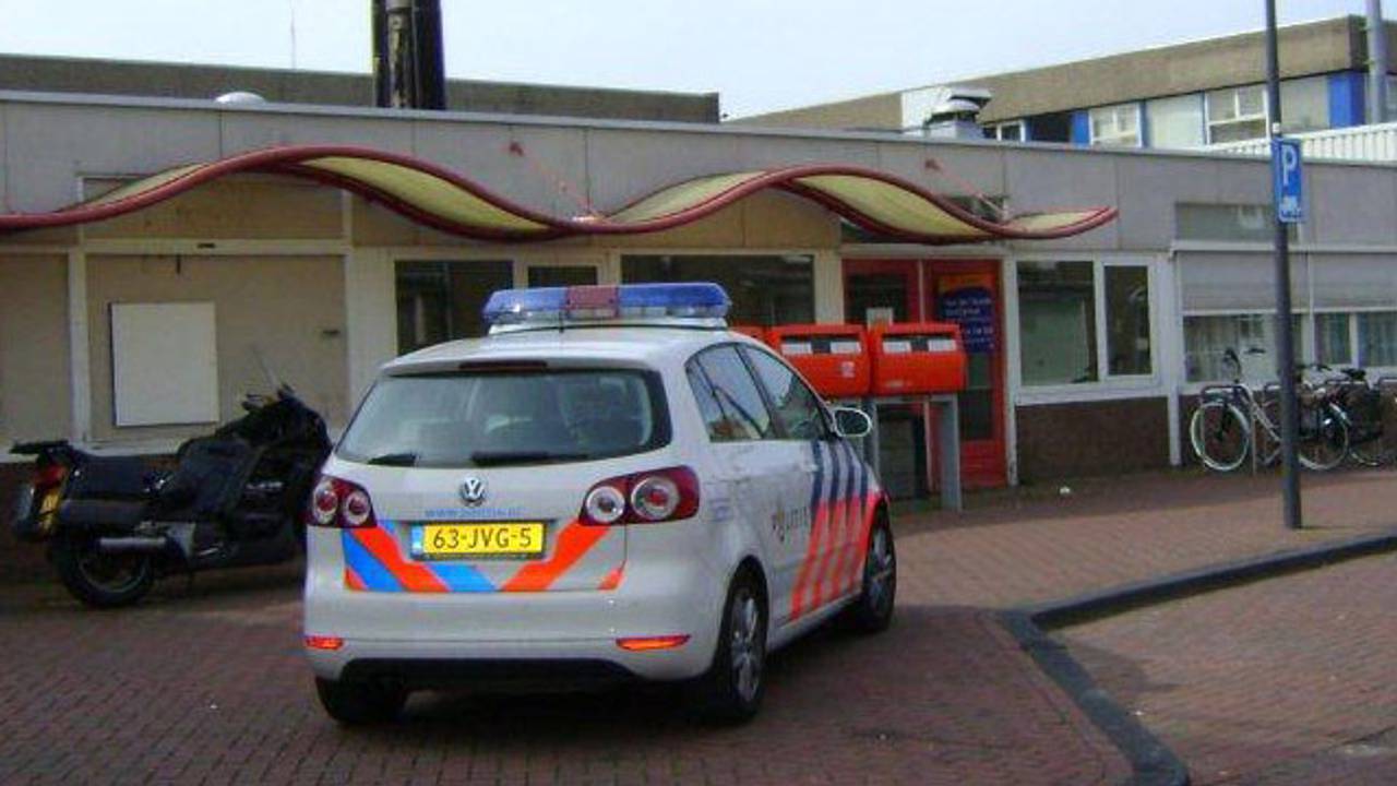 Politie bij winkelcentrum Roselaar. (Foto: Justin Masius)