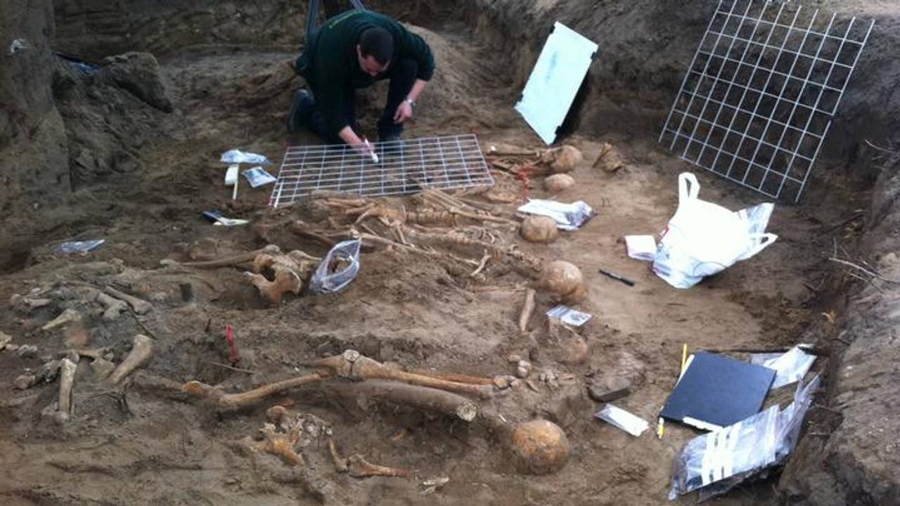 Skeletten worden blootgelegd (foto: Alice van der Plas).