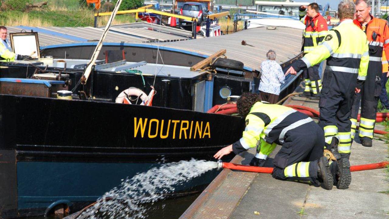Brandweer loost het water (Foto: Tom Louter)