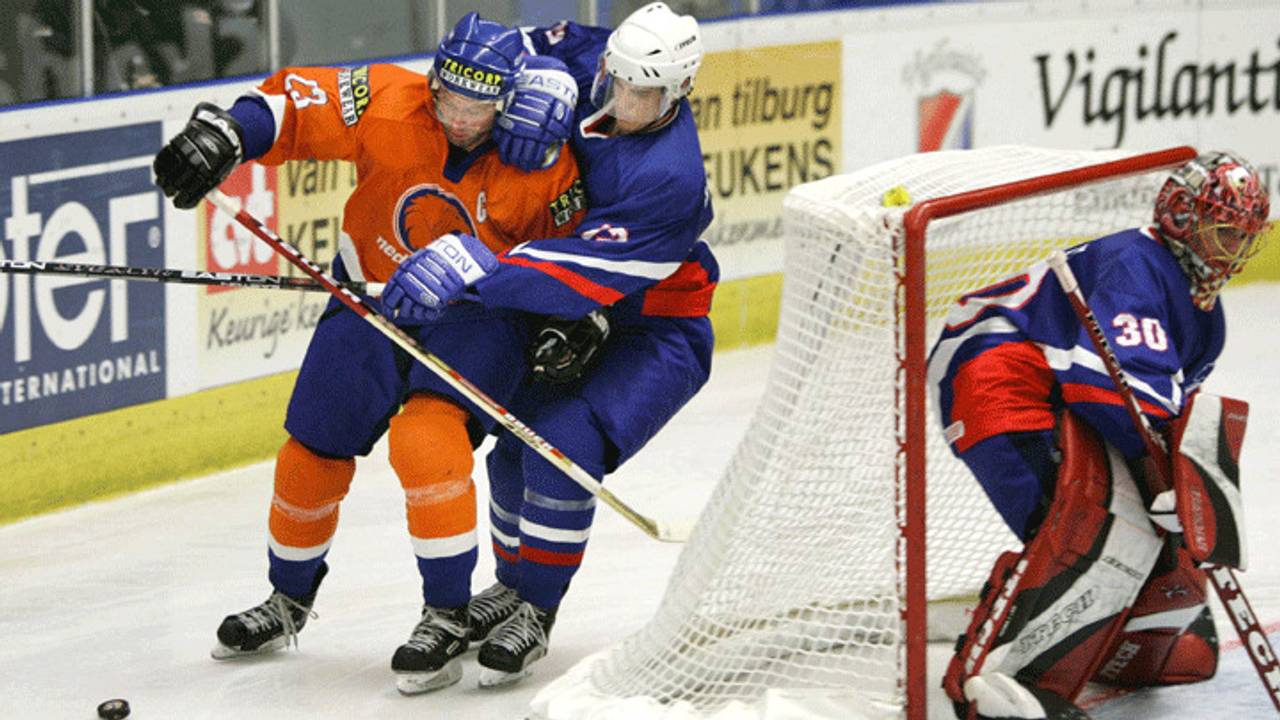 Tommie Hartogs in actie als ijshockeyer (archieffoto: ANP).