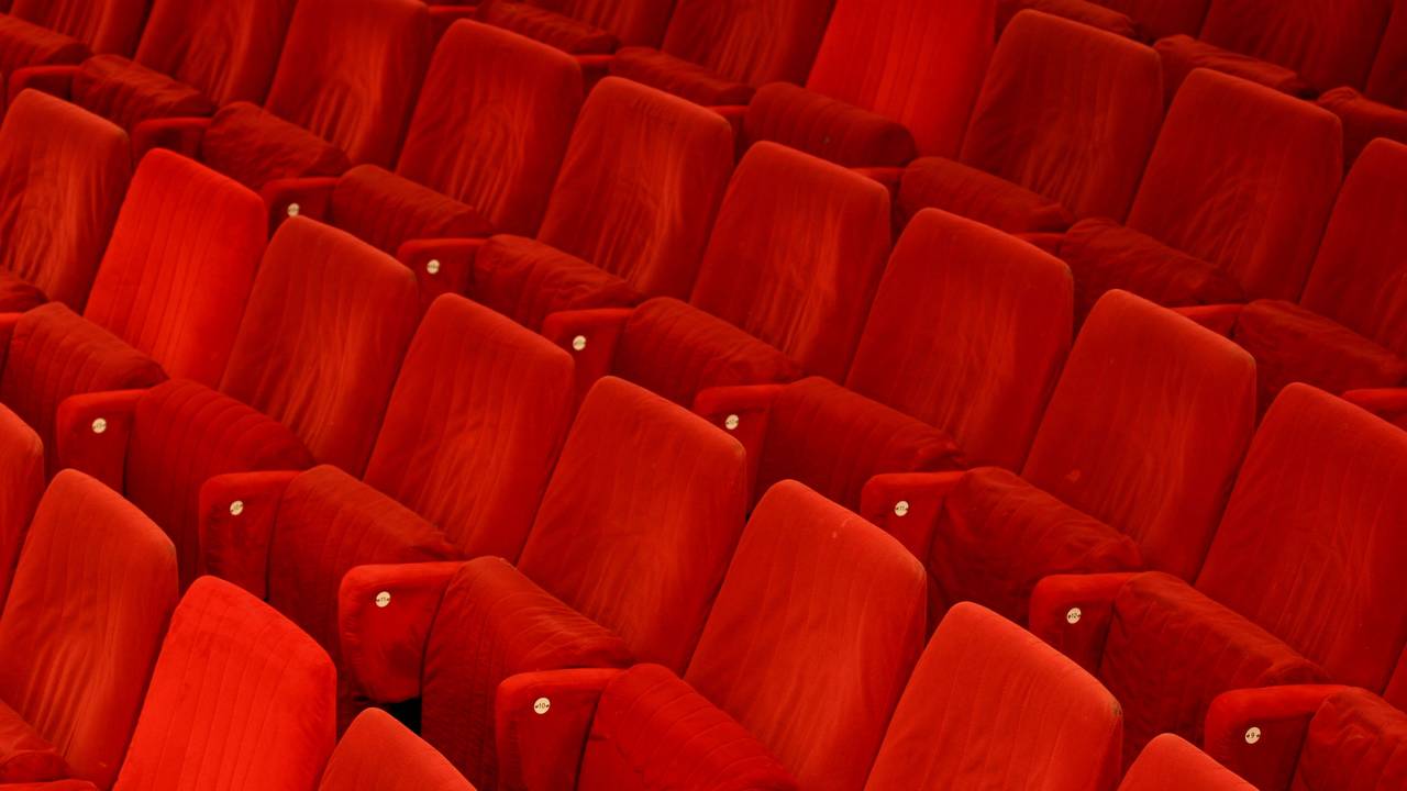 Ergernis in Veldhoven: in artiestenfoyer staan geen stoelen.