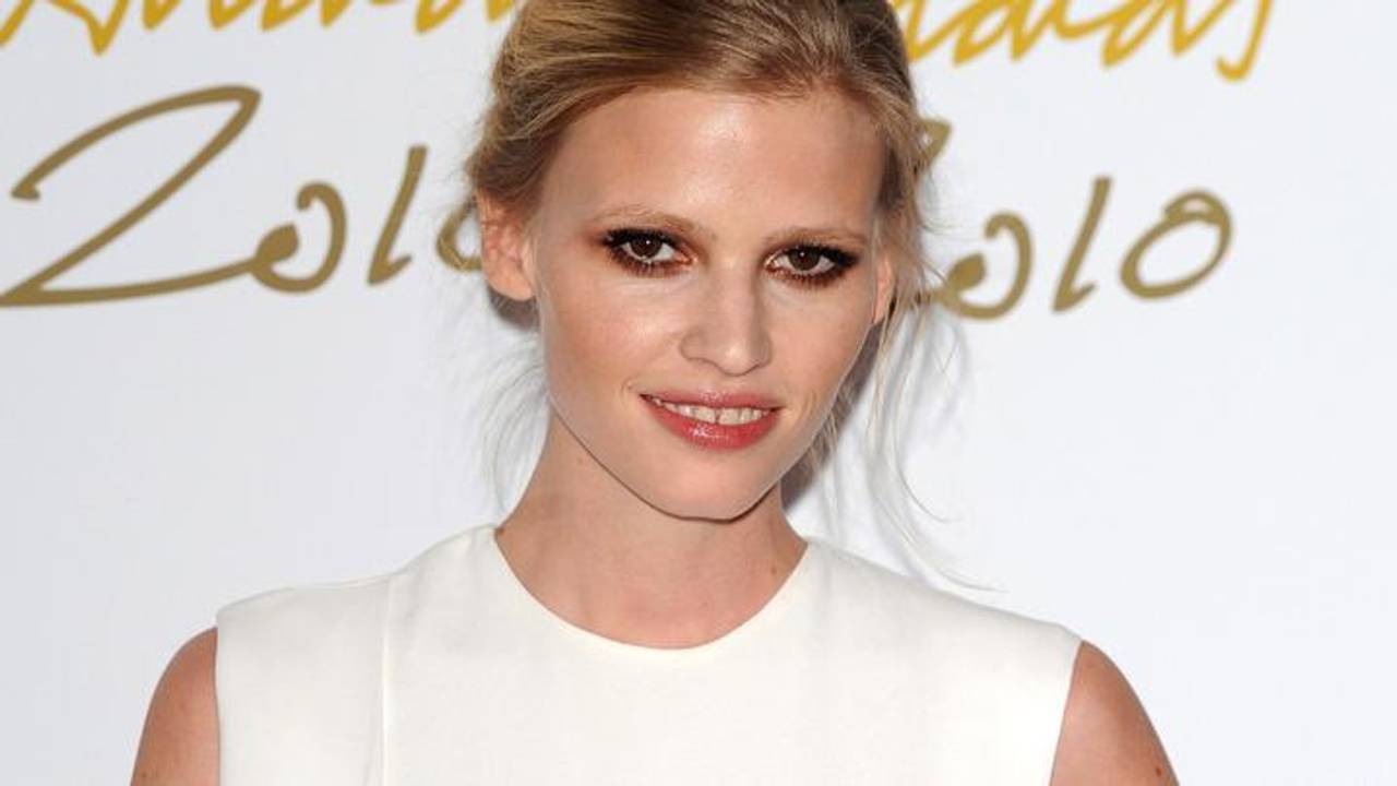 Naaktportret te zien van zwangere Lara Stone op Biënnale ...