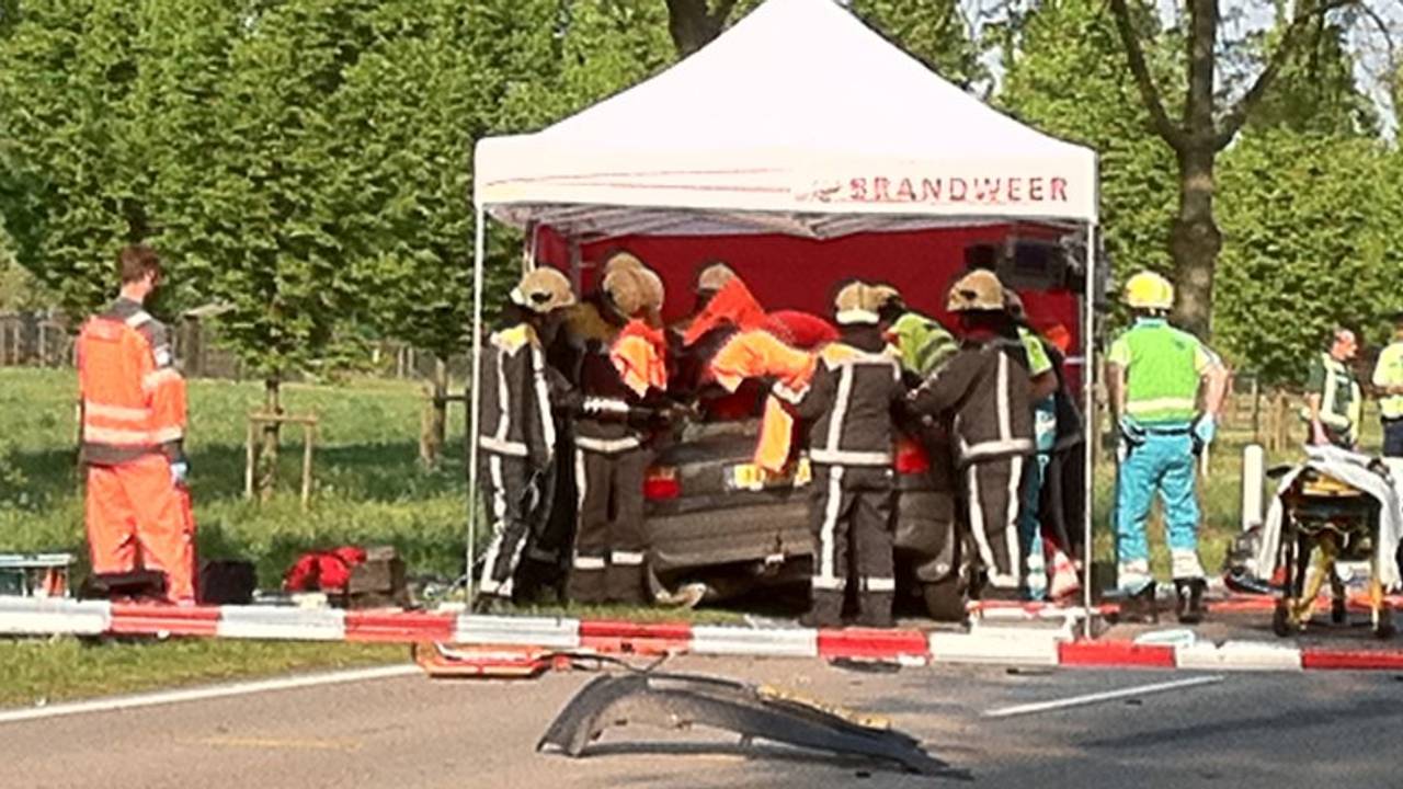Brandweer knipt onder tent dak van auto (foto: Jacqueline Hermans)