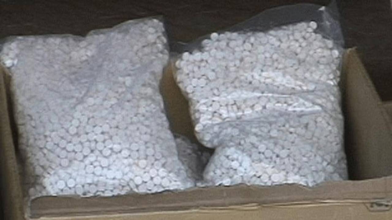 In het winkelpand werden grote hoeveelheden xtc en amfetamine gevonden