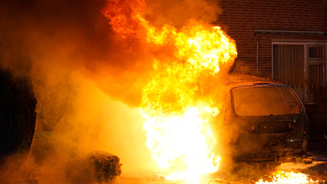 De auto brandde volledig uit. Foto: Sander van Gils
