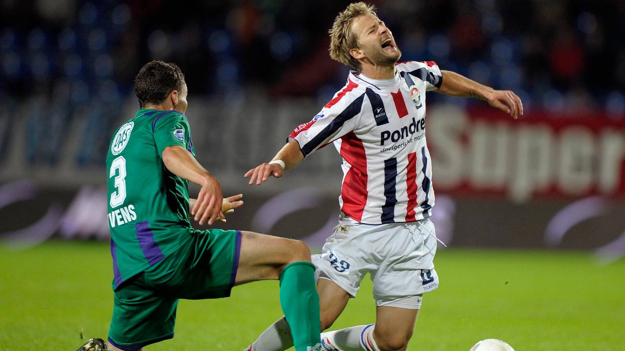 Andreas Lasnik in duel met Jonas Ivens van FC Groningen. Foto: ANP