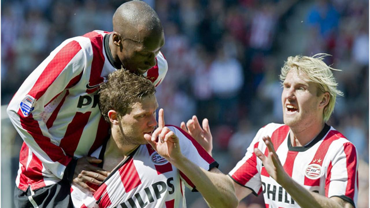 Marcus Berg, toegejuicht door Hutchinson en Toivonen (foto: ANP).