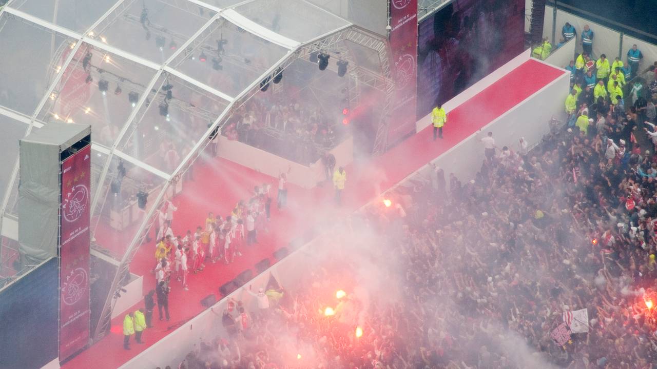 Het podium op het museumplein waar Ajax wordt gehuldigd. Foto: ANP