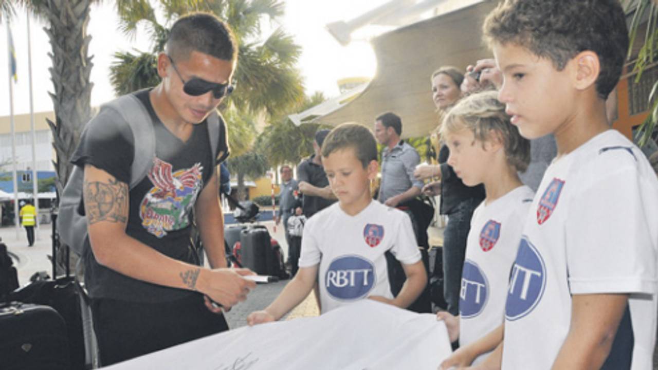 Bandjar zet handtekening (foto: Antilliaans Dagblad).