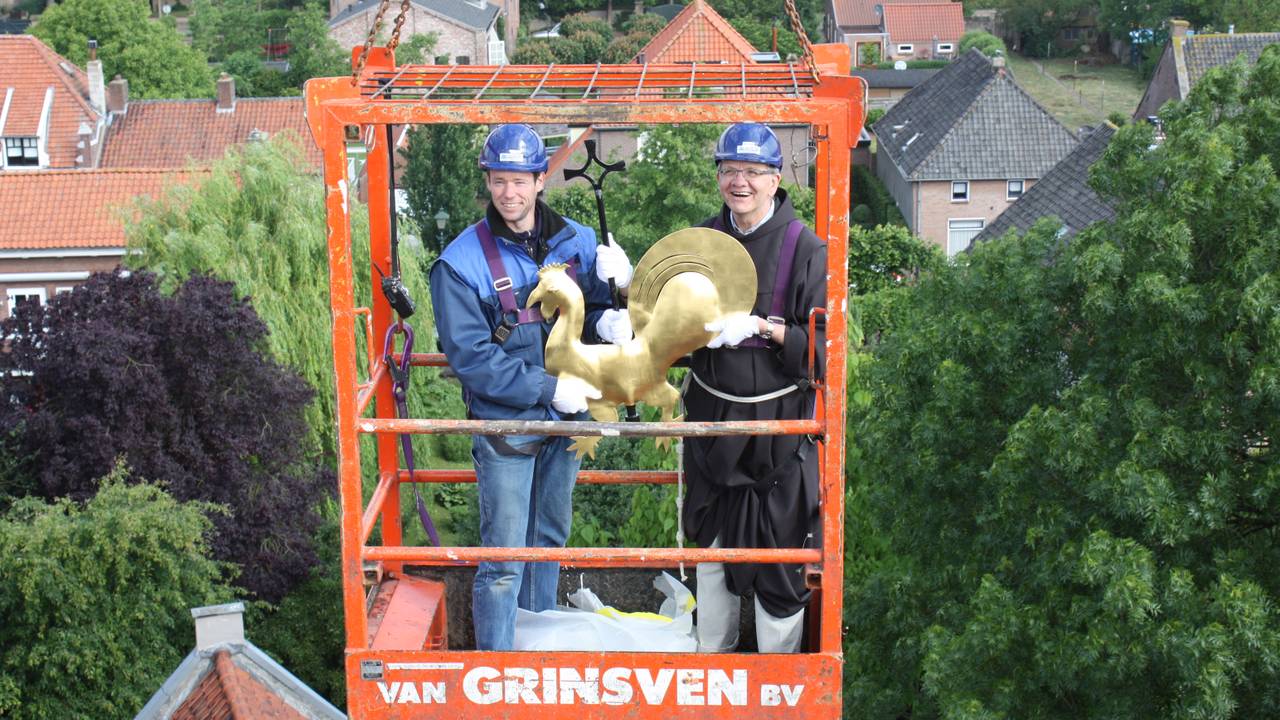 Haan teruggezet op klokkentoren Franciscanenklooster Megen ...