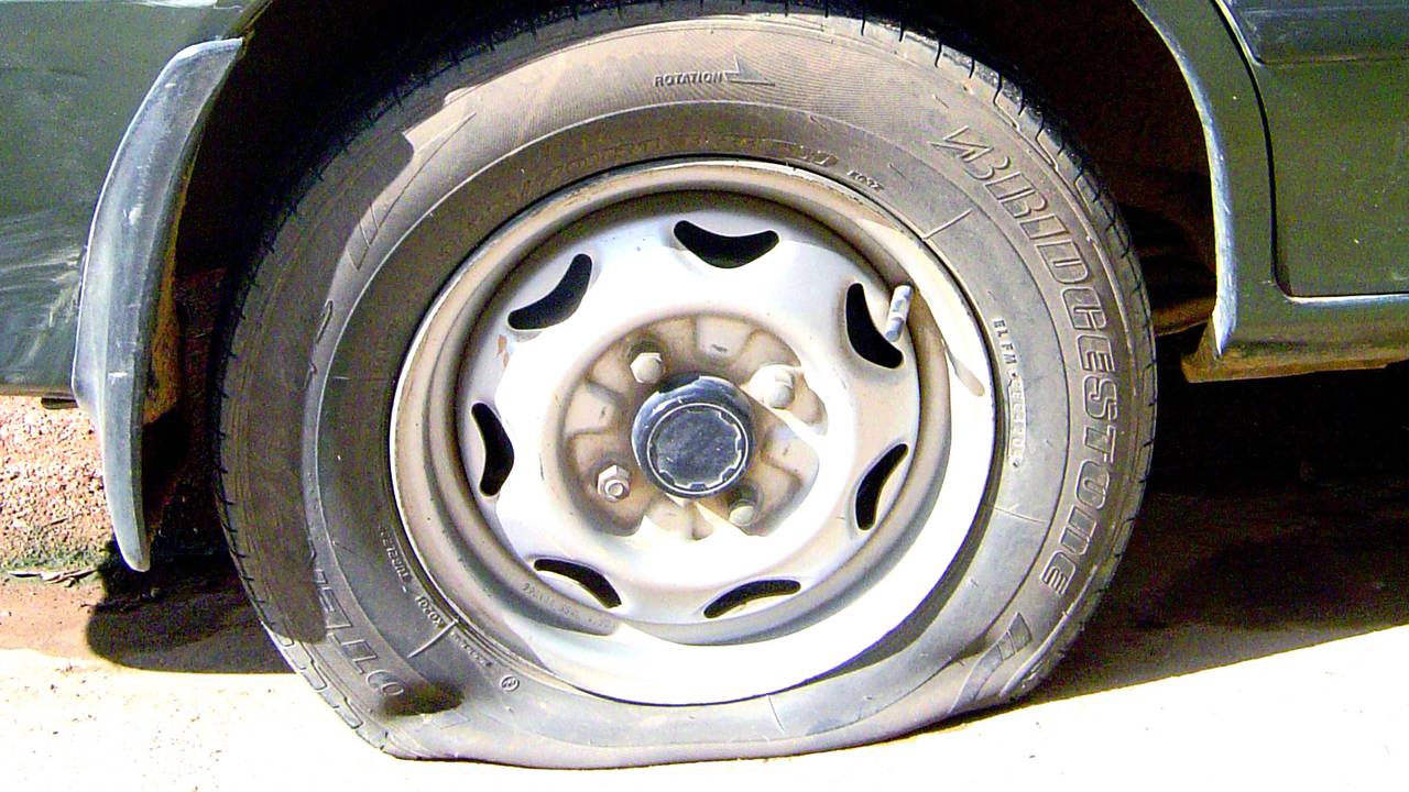 Er werden zestig autobanden lek gestoken.