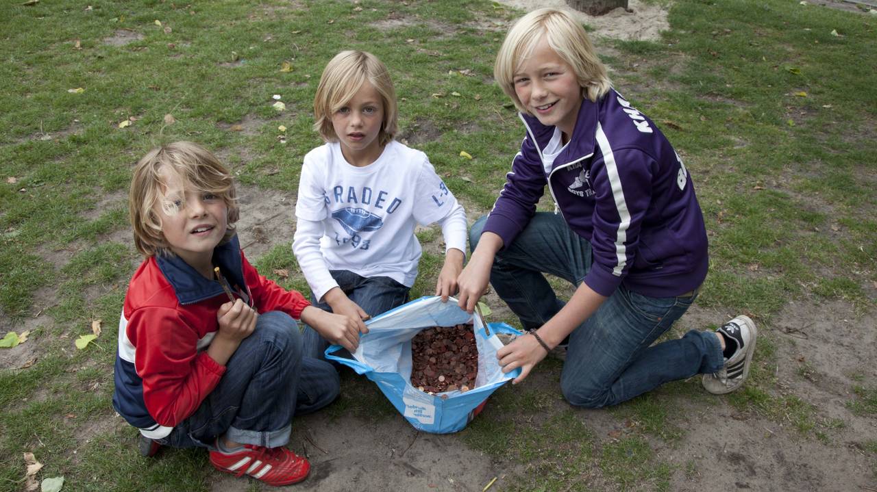 Kinderen met hun opbrengst aan muntjes. Foto: Rachelle Delcroix
