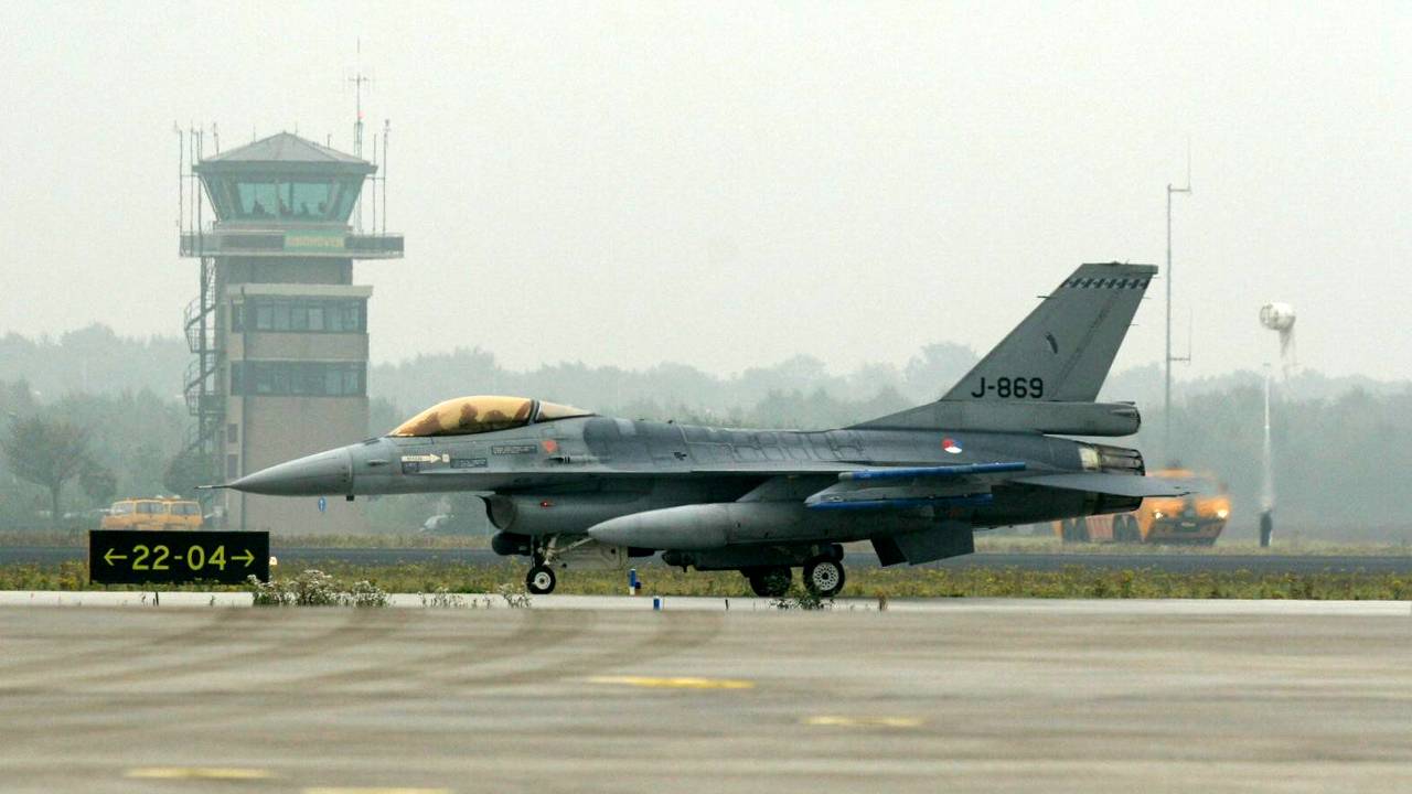 Op de stick stonden de voorwaarden over de verkoop van F16's