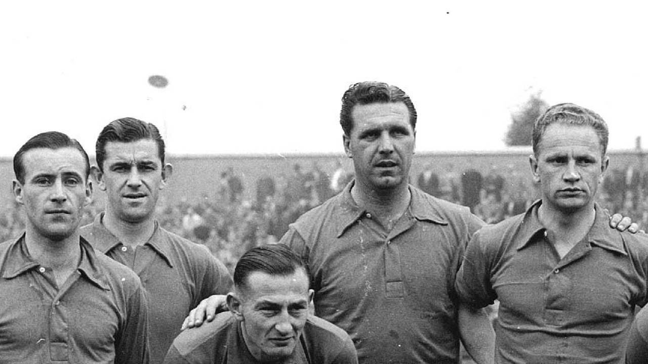 Van Roessel (vierde van links) is een Willem II-icoon