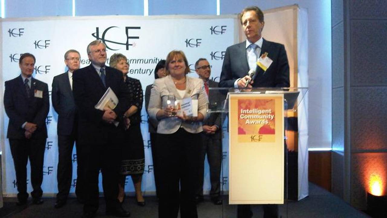Burgemeester Van Gijzel neemt de prijs in ontvangst (Foto: Brigite van Haaften)