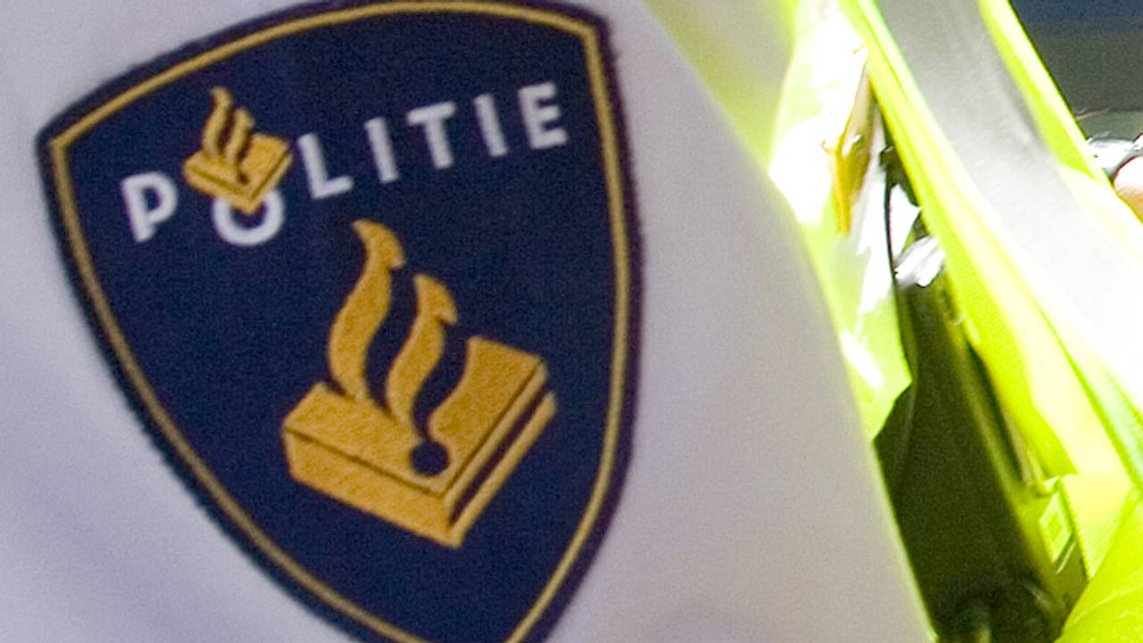 De politie is op zoek naar de man.