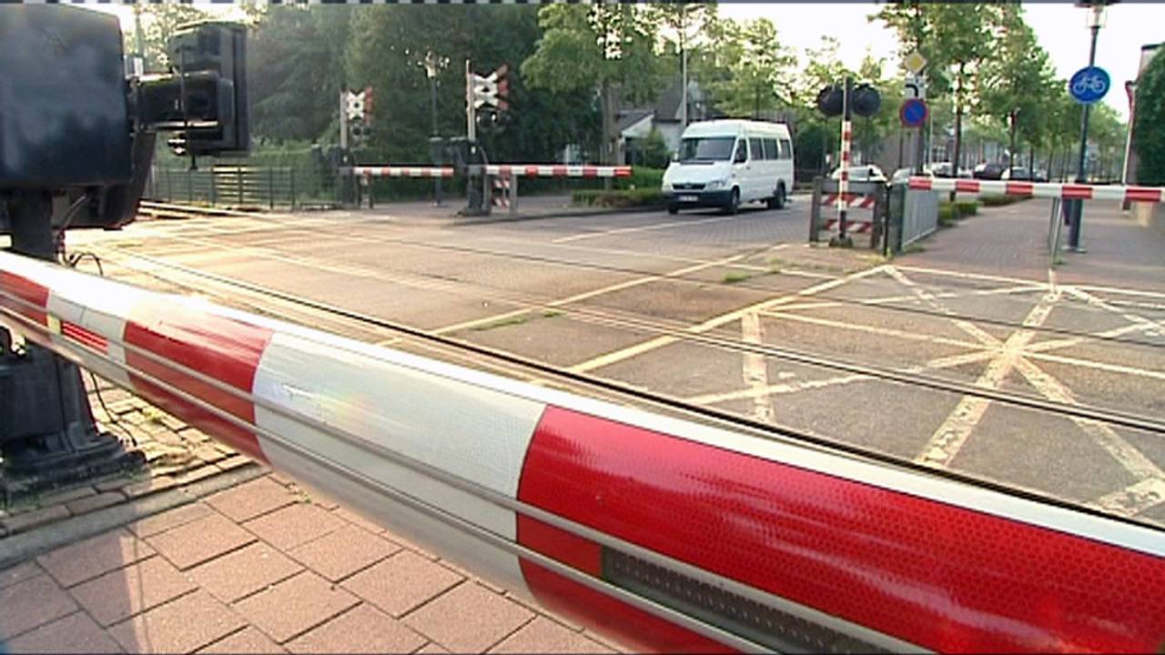 Boxtelnaren praten over spoorwegovergang