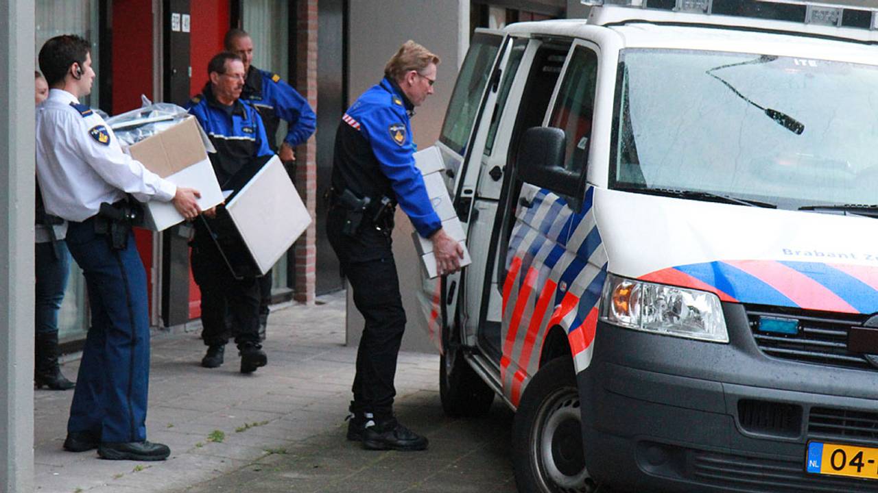 De politie neemt onder meer een computer in beslag (Foto: Gabor Heeres - SQ Vision)