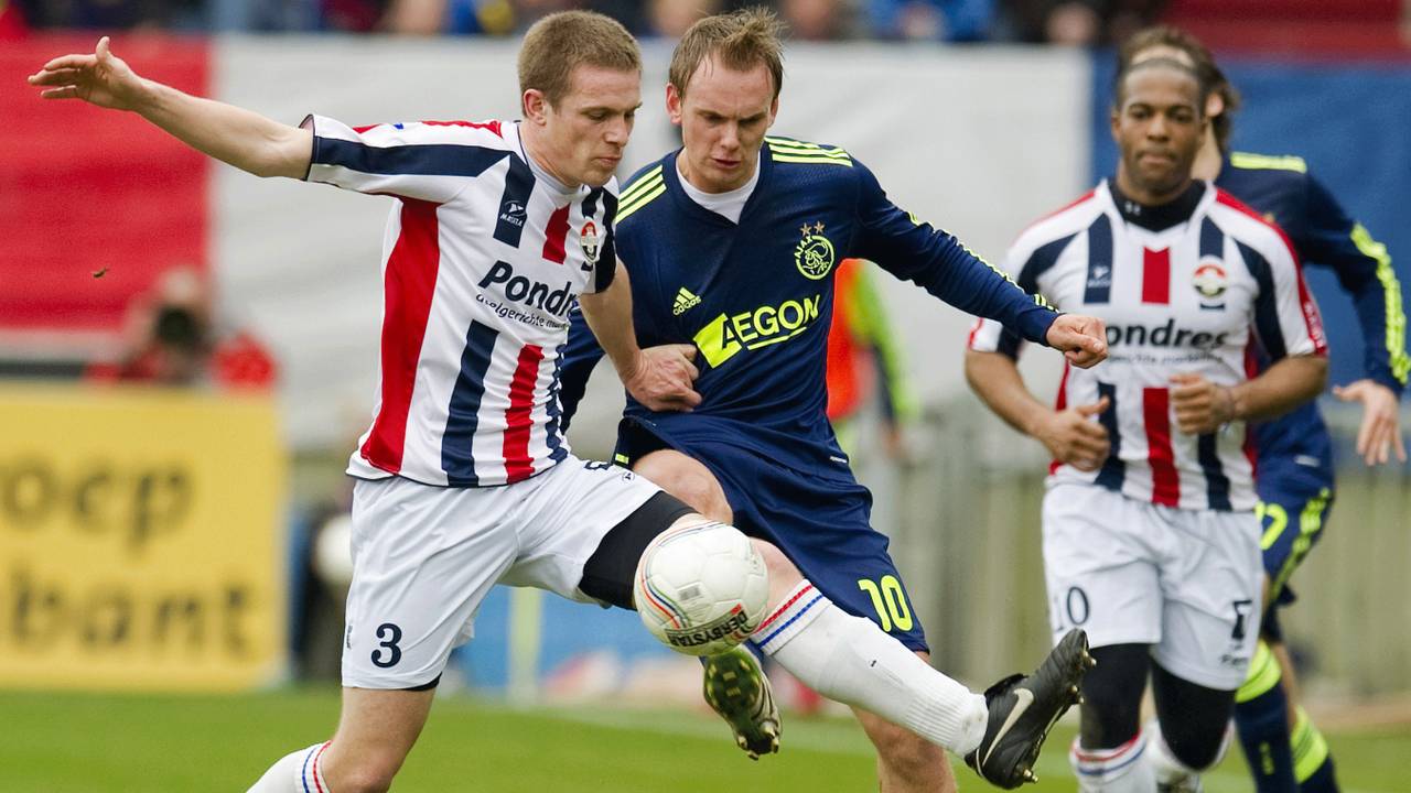 Bart Biemans (links) in duel met Ajacied Siem de Jong (foto: ANP).