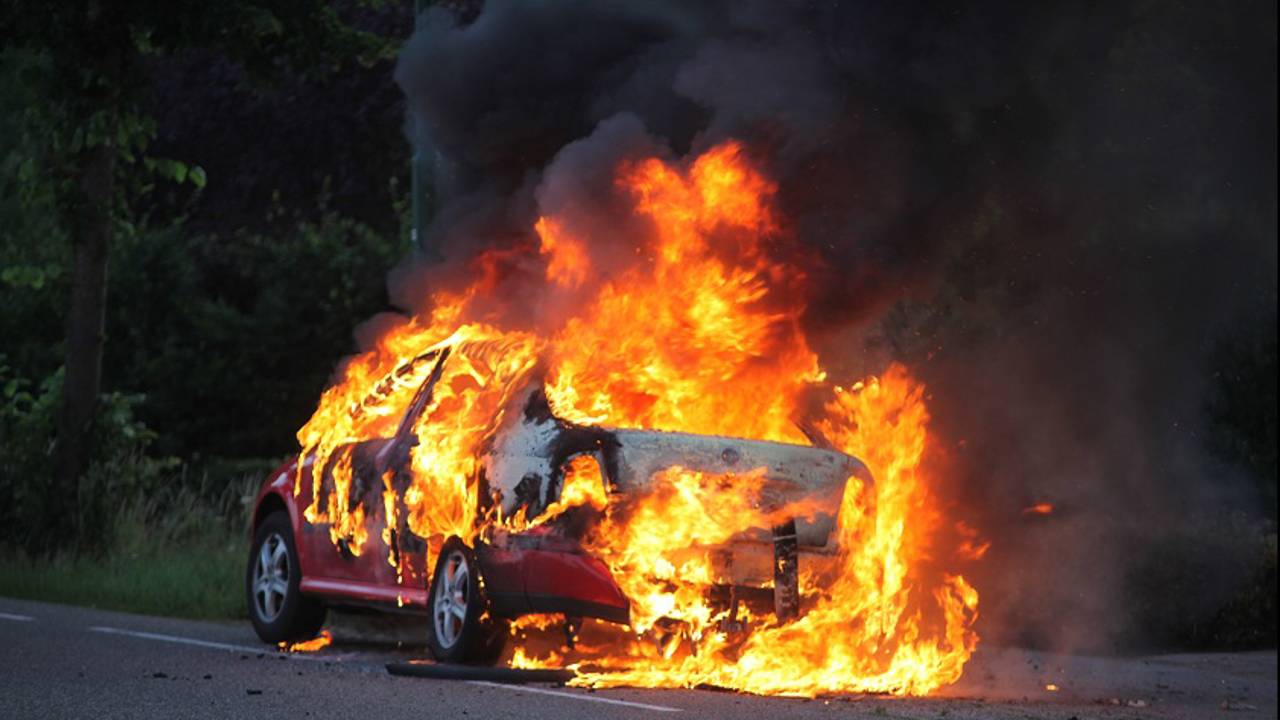De auto is volledig uitgebrand. (foto: Jeroen Stuve, Mainstay Media Breda)