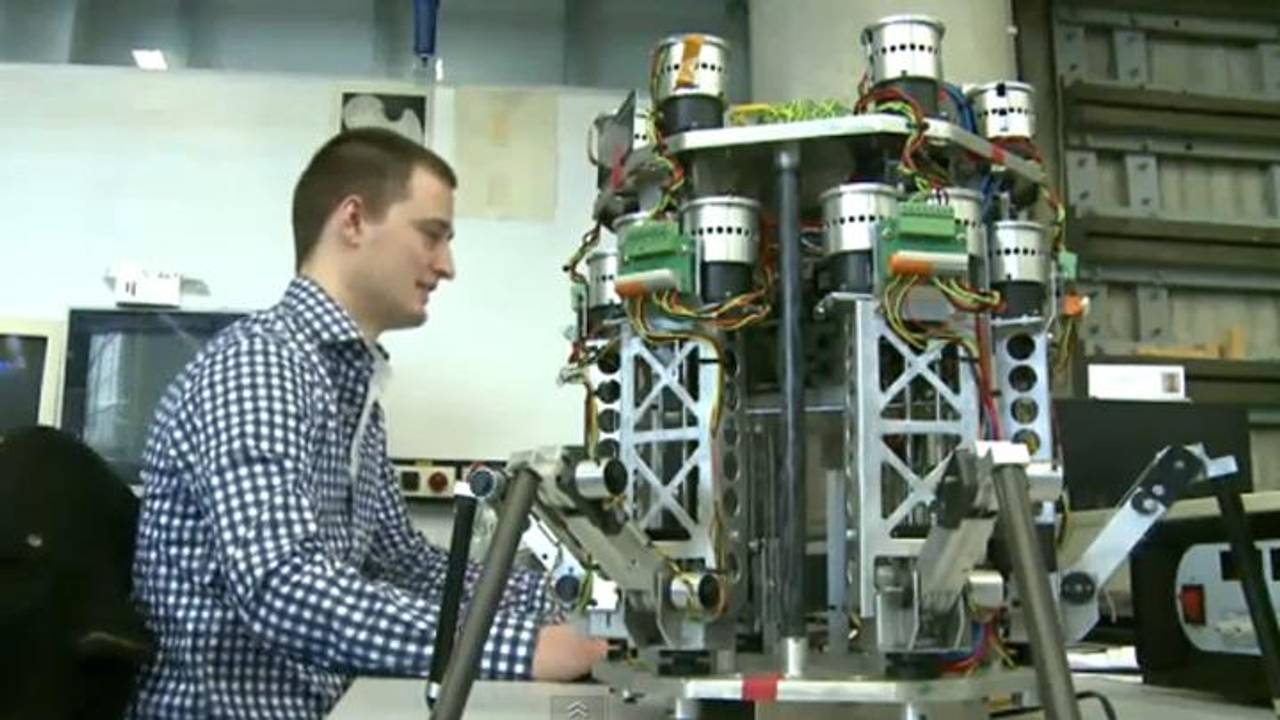 Een van de voetballende robots