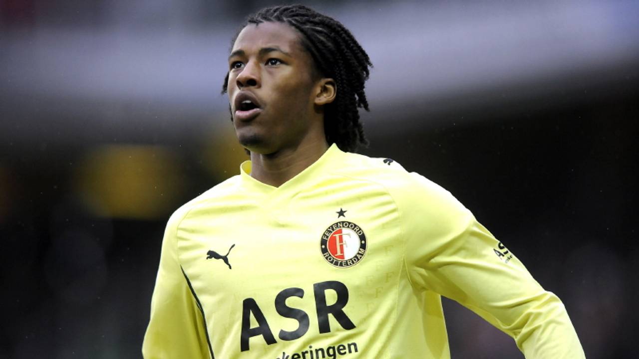 Wijnaldum krijgt er flink van langs.