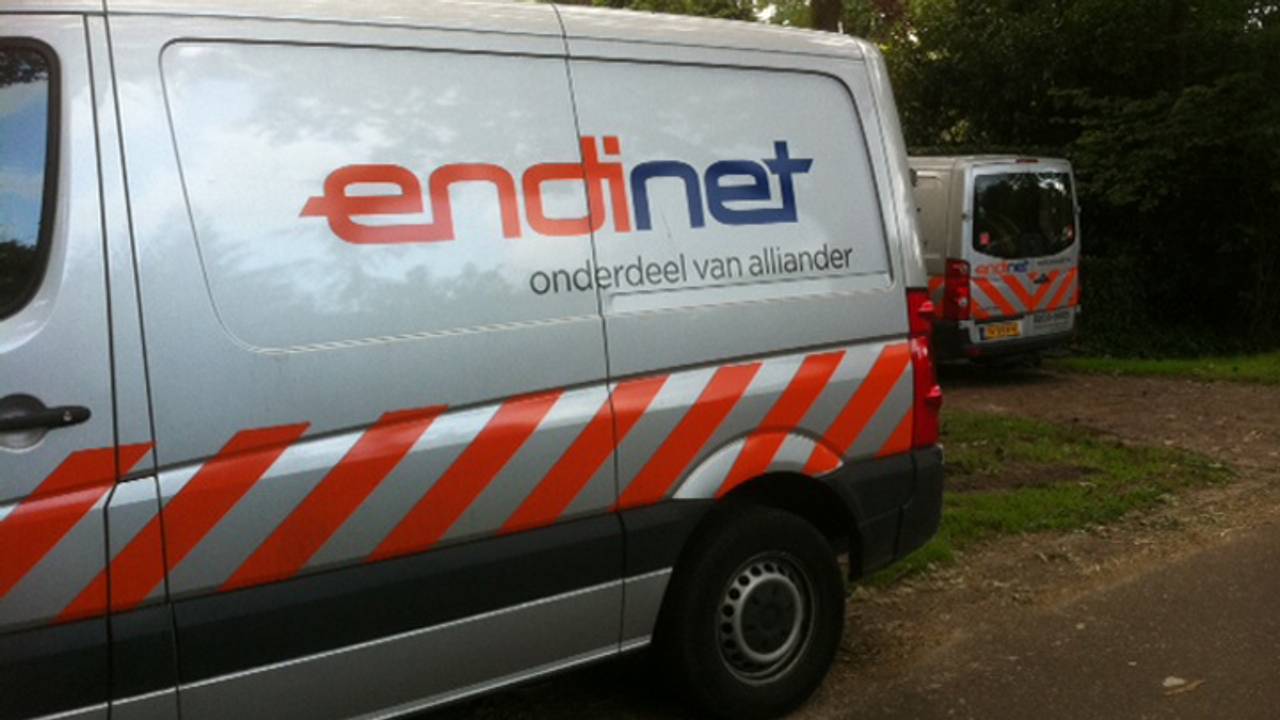Monteurs van Endinet onderzoeken de oorzaak van de stroomstoring.