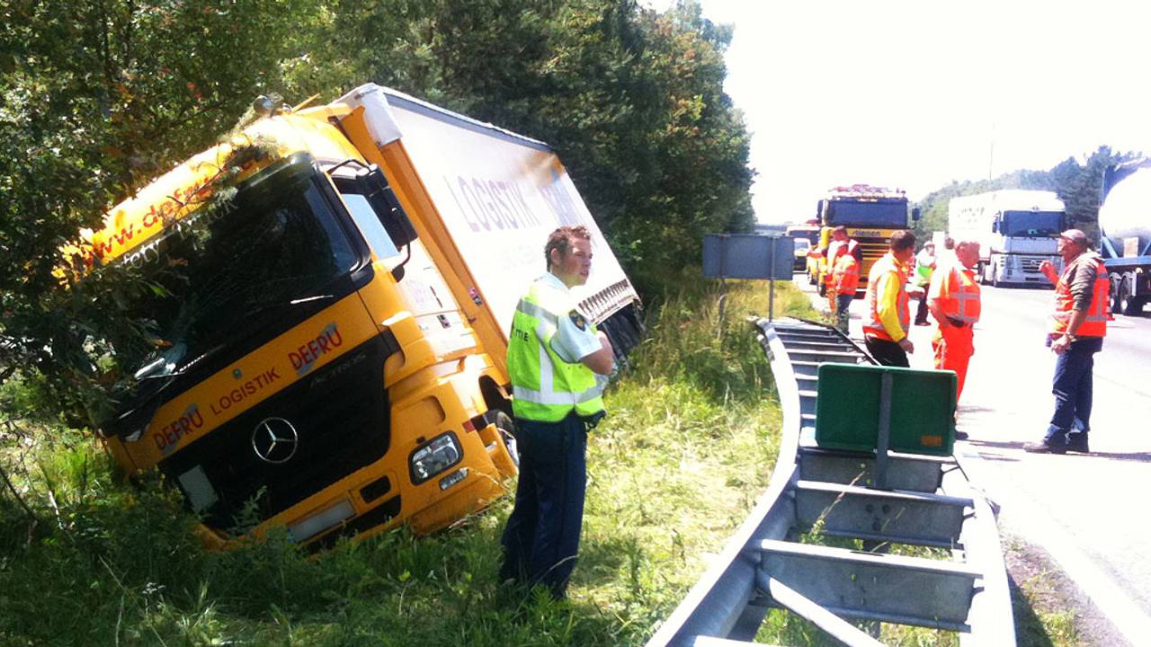 De gekantelde vrachtwagen. (Foto: Henri van Dijk / SQ Vision)