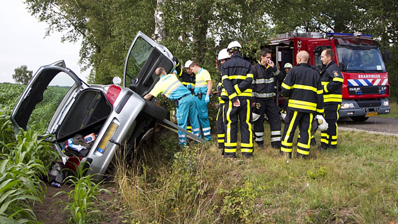 De auto kwam in een sloot terecht. Foto: Sander van Gils / SQ Vision