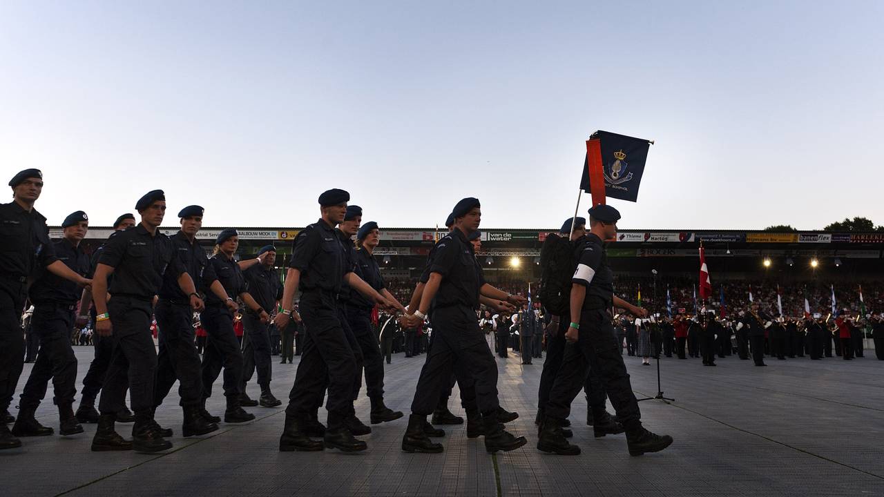 Militairen vorig jaar bij de opening van de Vierdaagse (foto: ANP)