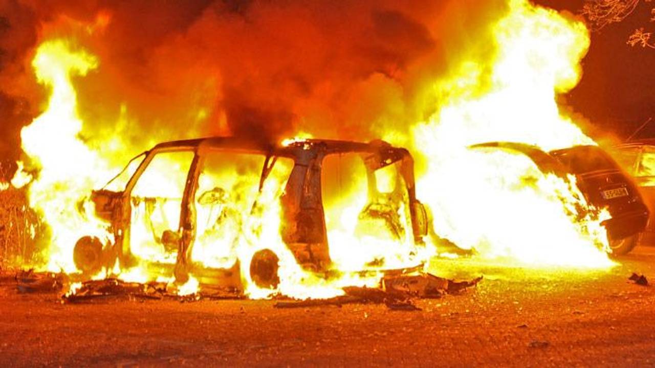 De auto brandde helemaal uit (Foto:Marvin Doreleijers / Reality-Photo)