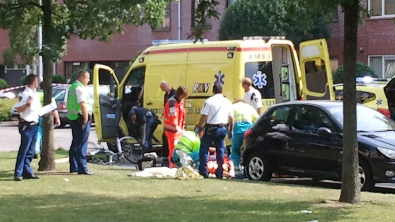 Ambulancepersoneel bij het slachtoffer. (Foto: Koen Wijn)