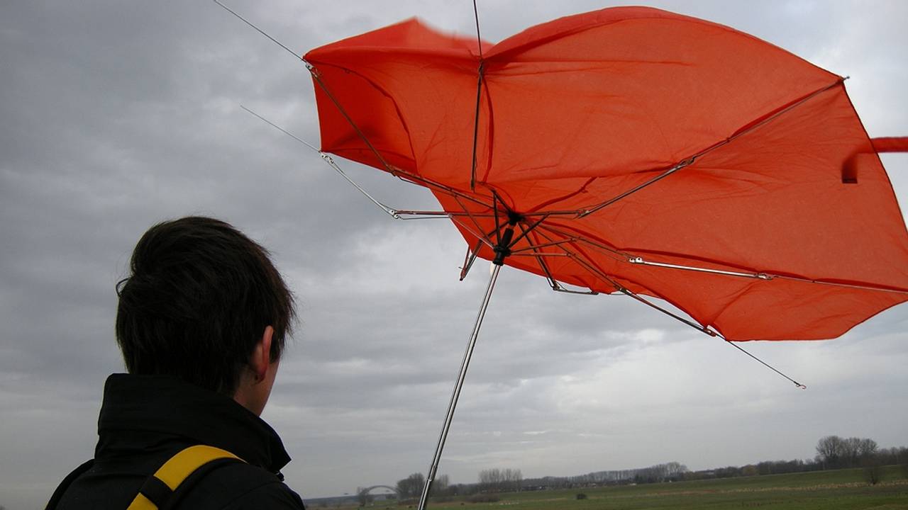 maandag zware windstoten en kans op hagel en onweer