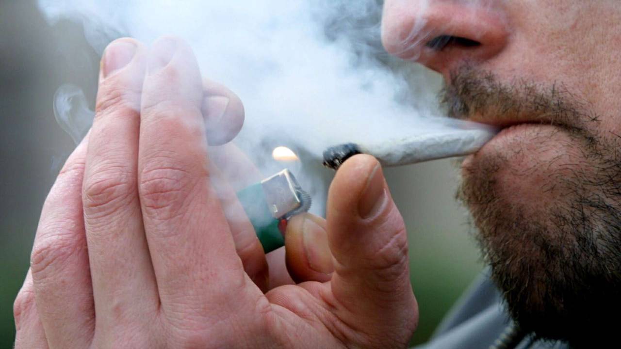 De blowende bromfietser reed door rood (foto: ANP)