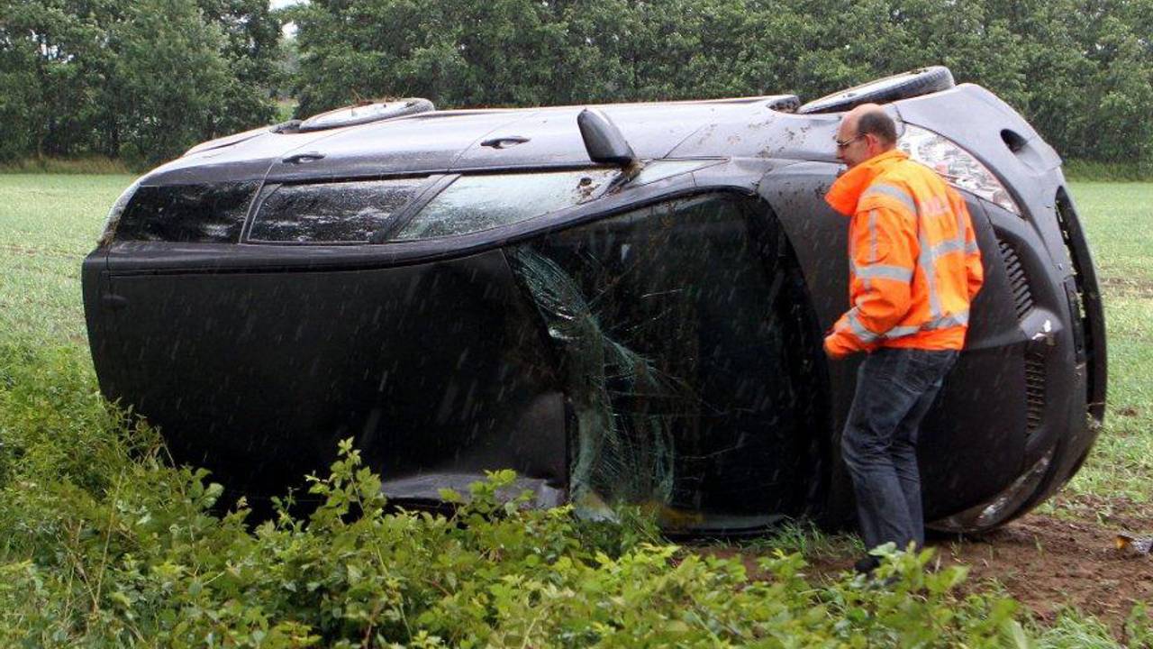 Auto op zijkant in weiland. Foto: Bart Meesters