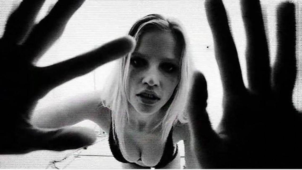 Lara Stone uit Mierlo weer uit de kleren.