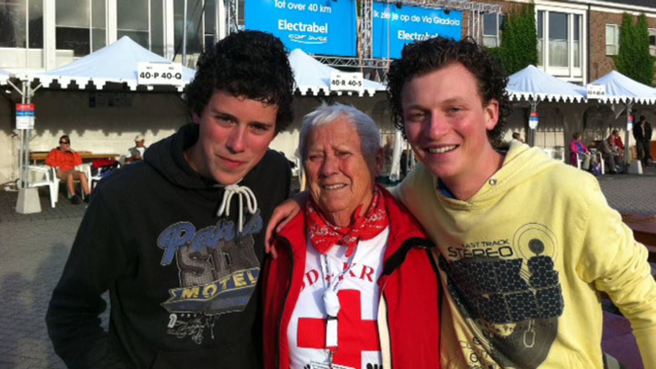 Mevrouw met twee van haar kleinkinderen.