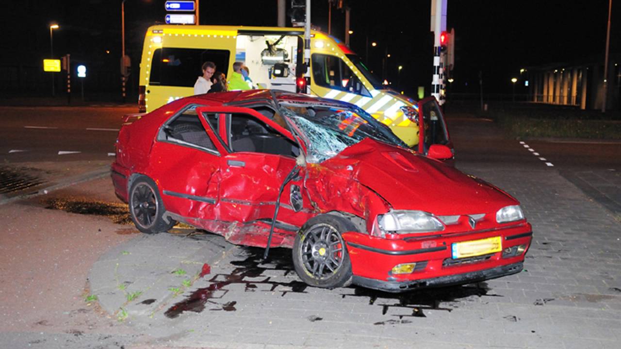 De auto raakte zwaar beschadigd. (foto: Rob de Haas / Mainstay Media Breda)
