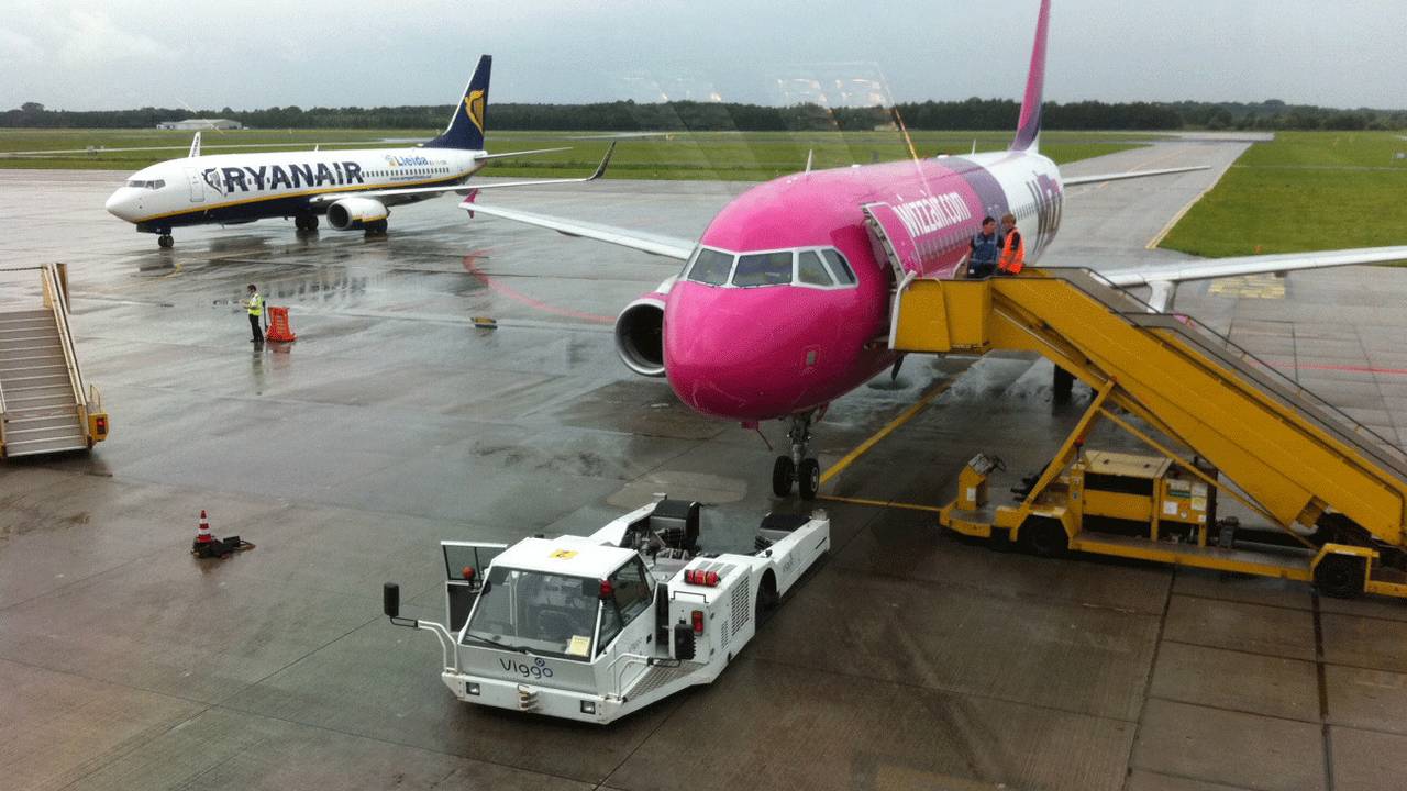 Toestellen van Ryanair en Wizzair op Eindhoven Airport (foto: Raoul Cartens)