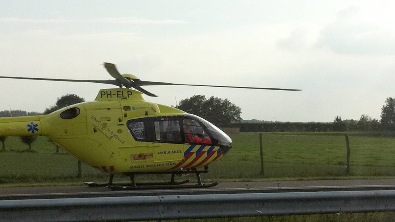 De traumahelikopter landde ter assistentie. (Foto: Patrick Amants)
